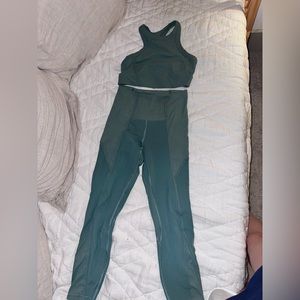 LULU LEMON WORKOUT SET! Cute green color and so flattering!!! Been worn once!!!